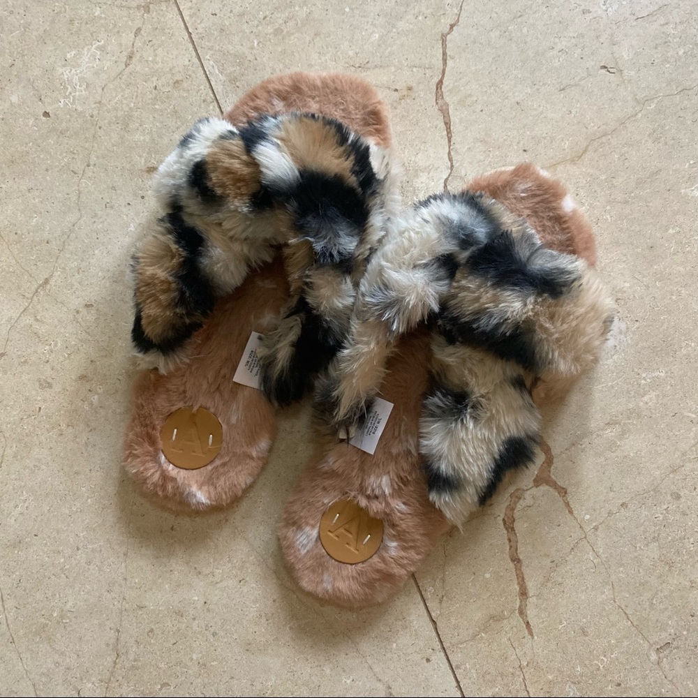 ANTHROPOLOGIE Fownes Lexie Leopard Plush Faux Fur Slippers Size M/L - Picture 4 of 7